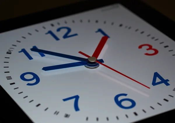 Interactive clock showing blue hour and red minute hands